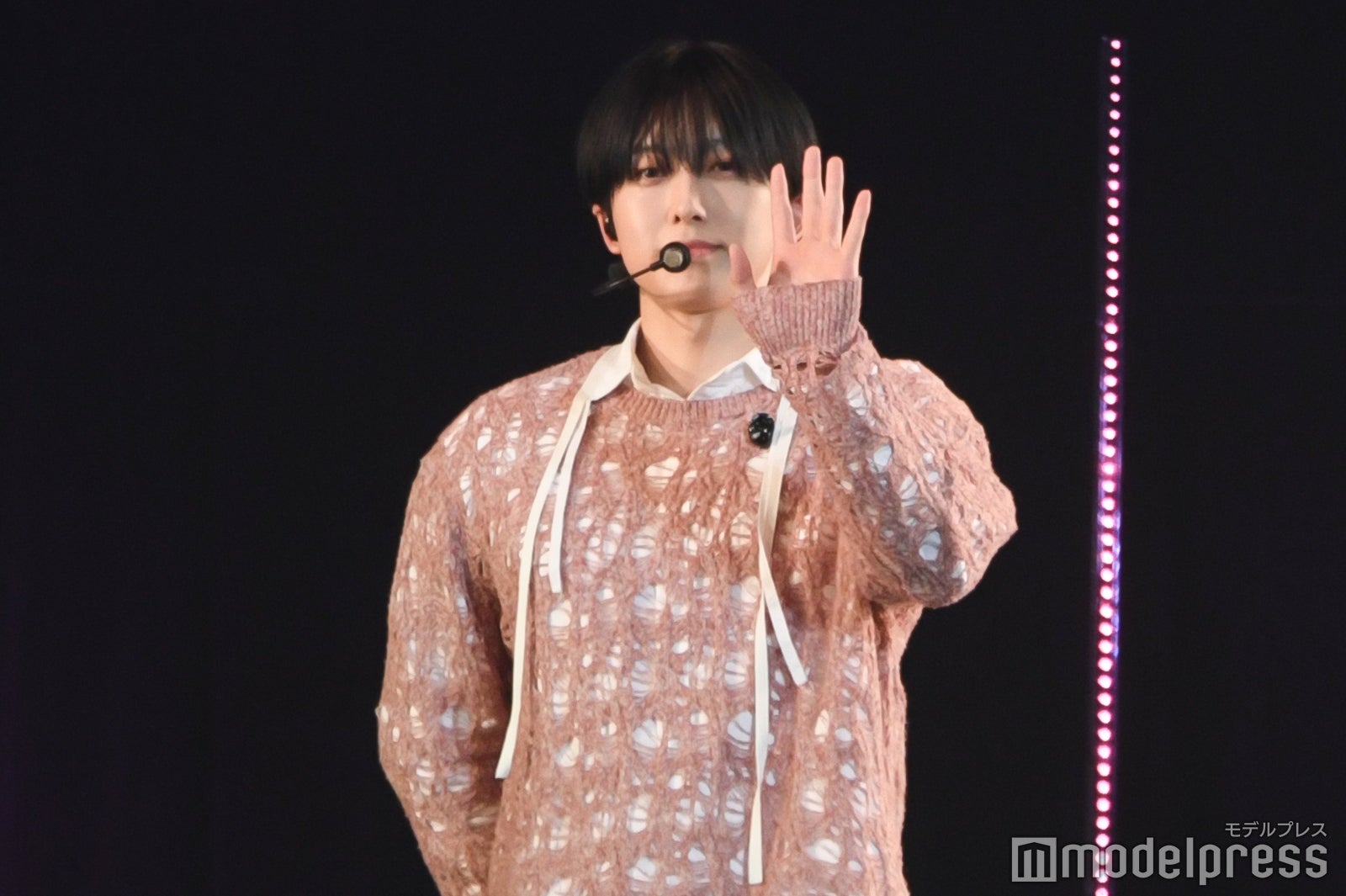 クールに手を振るFUMA（C）モデルプレス