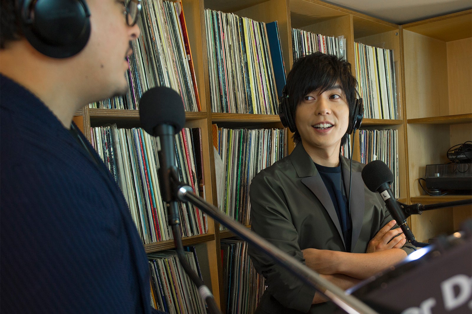 TJOとトークする山村隆太（右）／提供画像