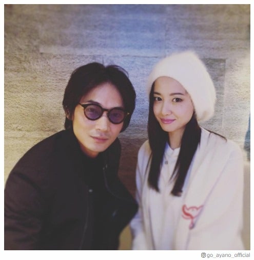 綾野剛 沢尻エリカと至近距離で見つめ合い プライベート2ショットに反響殺到 お似合いすぎる モデルプレス 綾野剛 沢尻エリカと至近距離で見つめ合い プライベート2ショットに反響殺到 お似合いすぎる モデルプレス