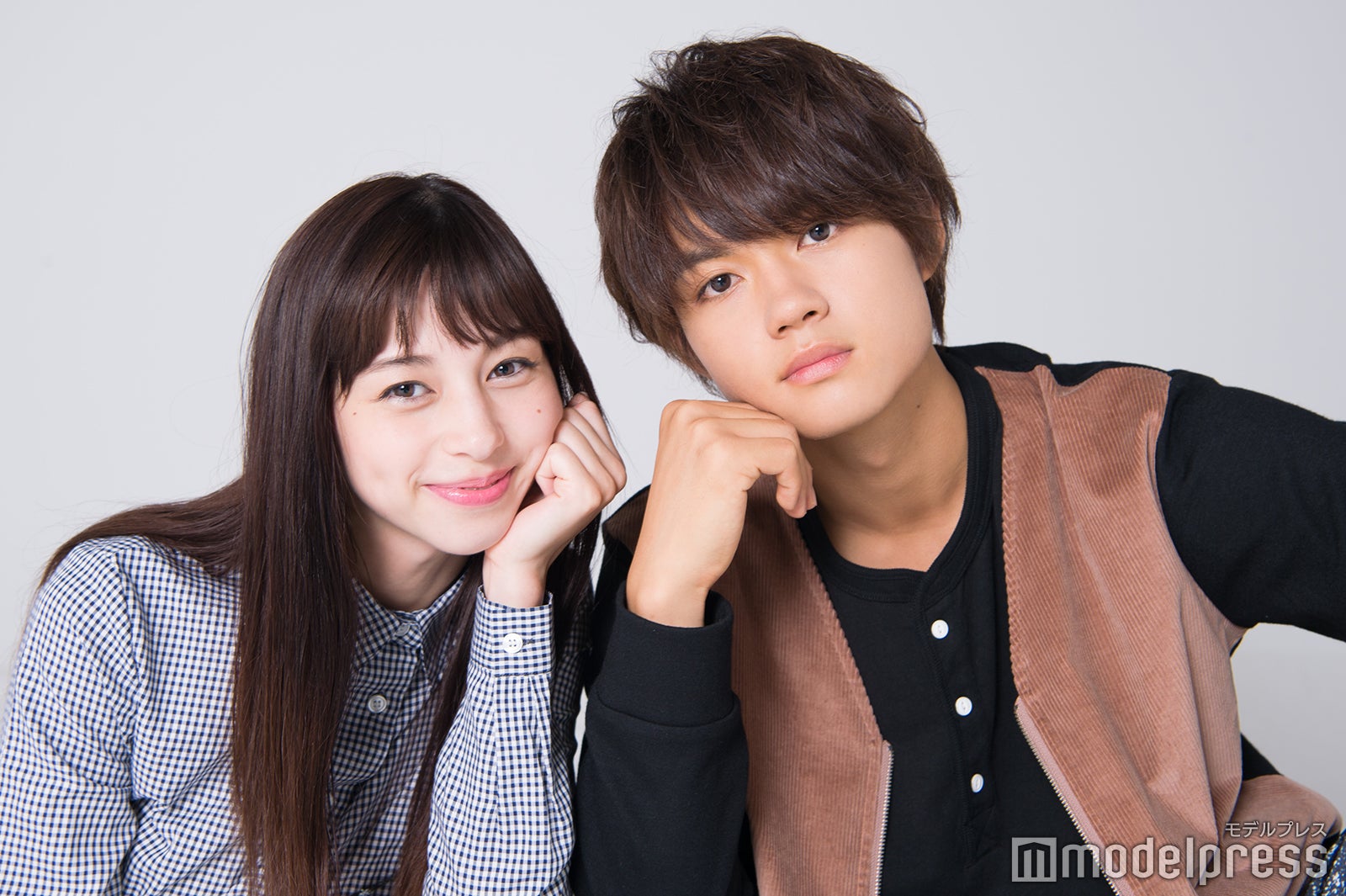 （左から）中条あやみ、佐野勇斗 （C）モデルプレス