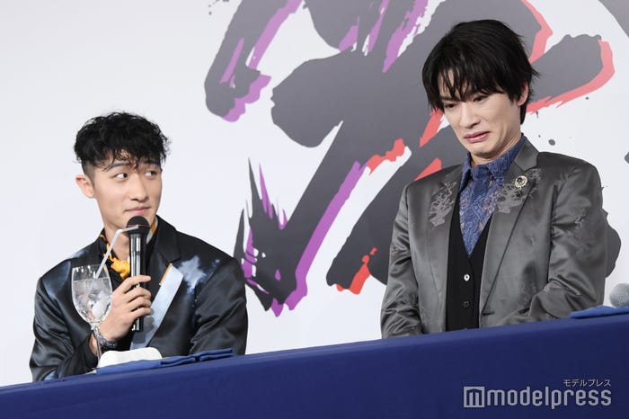 体を酷使したい岩本照の提案に“苦い顔”をする深澤辰哉(C)モデルプレス