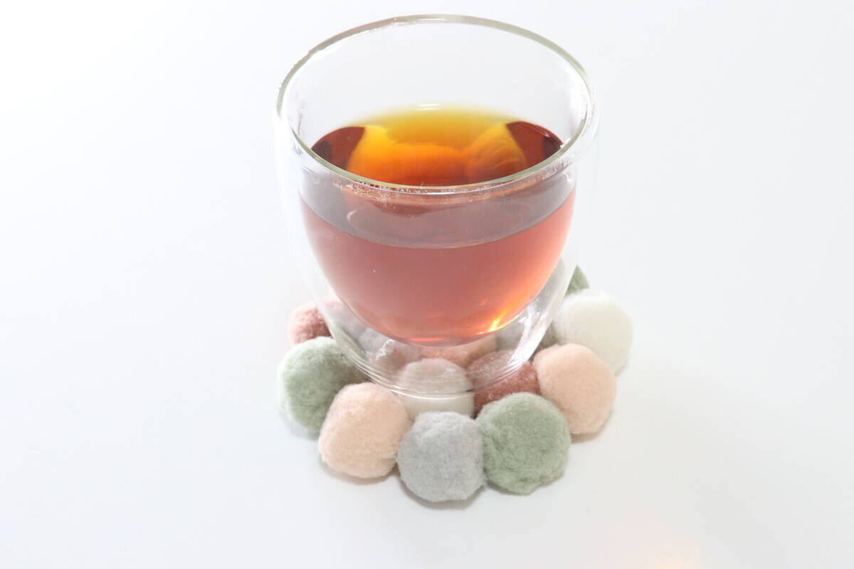 ダイソー　デコレーションボール　コースター　フェルトボール風