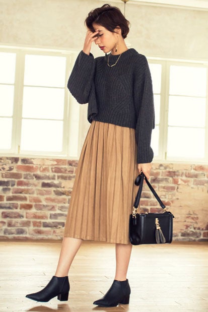 フェイクスエードプリーツスカート「Re:EDIT by GALSTAR」2,498円（税込）／画像提供：Re:EDIT by GALSTAR