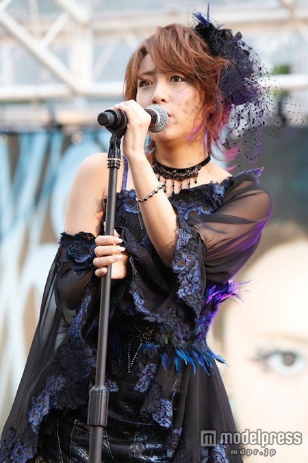 高橋みなみ、SEXY衣装で新宿に降臨