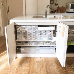 カウンター下のおしゃれ収納アイデア スペースを有効活用してスッキリ整頓 モデルプレス カウンター下のおしゃれ収納アイデア スペースを有効活用してスッキリ整頓 モデルプレス