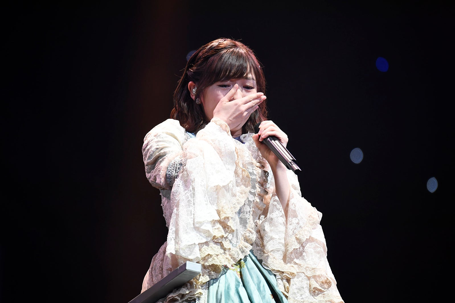 渡辺麻友、「初日」で卒業コンサート開幕 感極まり早くも涙