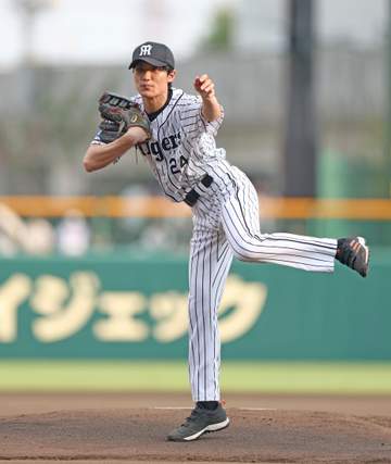 阪神2軍戦 横田慎太郎さん役の松谷鷹也がファーストピッチ 投球後には感極まる 贈られたグラブ手に「慎太郎さんといつも一緒にいる気持ち」
