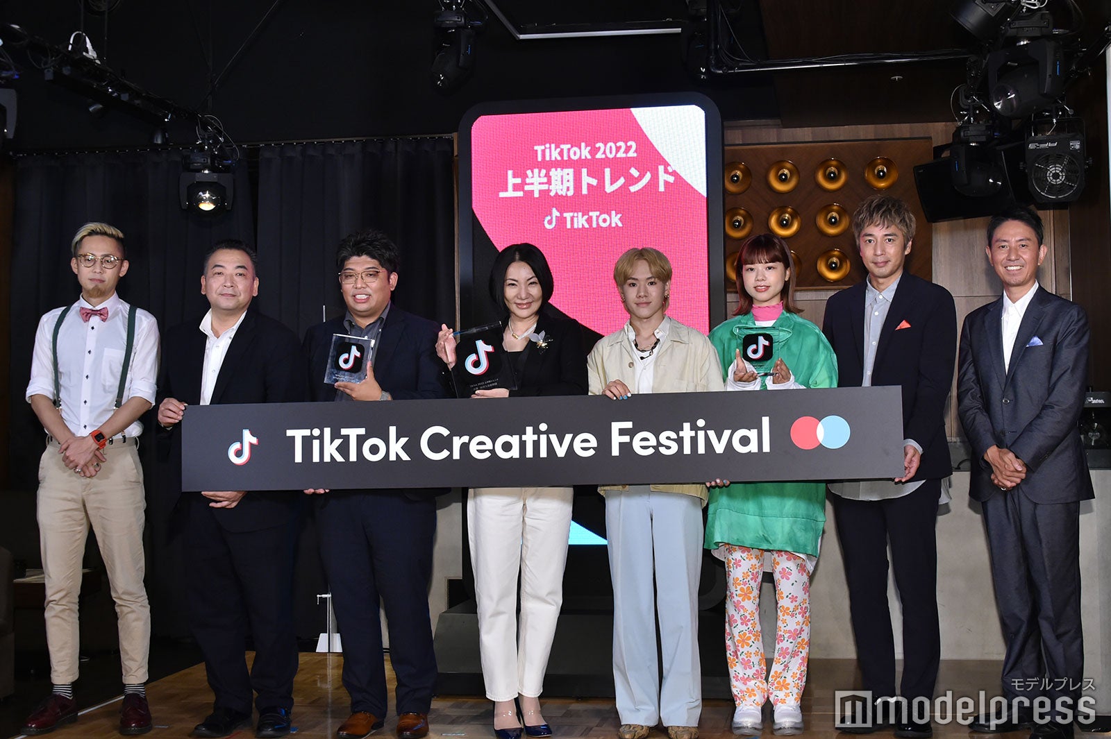 （左から）MC TAKA、大京警備保障（2人）、広瀬香美、タイガの振り付け、asmi、徳井義実、福田充徳（C）モデルプレス