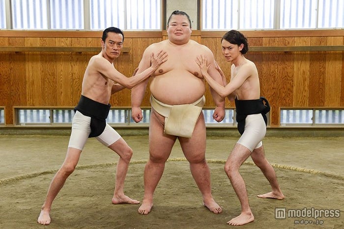 (左から)遠藤憲一、富士東関、菅田将暉(C)テレビ朝日