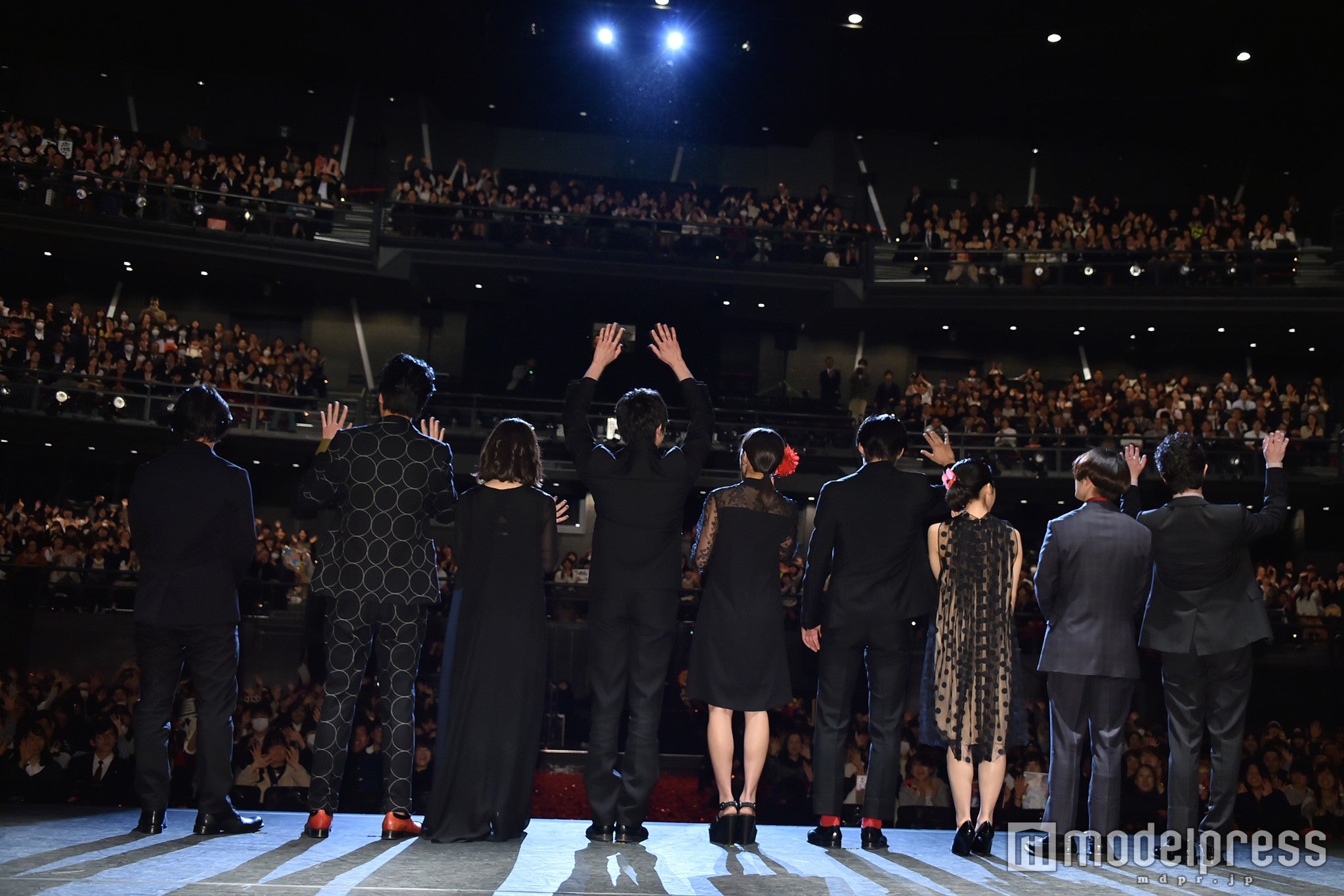 （左から）小泉徳宏監督、清水尋也、松岡茉優、真剣佑、広瀬すず、野村周平、上白石萌音、矢本悠馬、森永悠希（C）モデルプレス