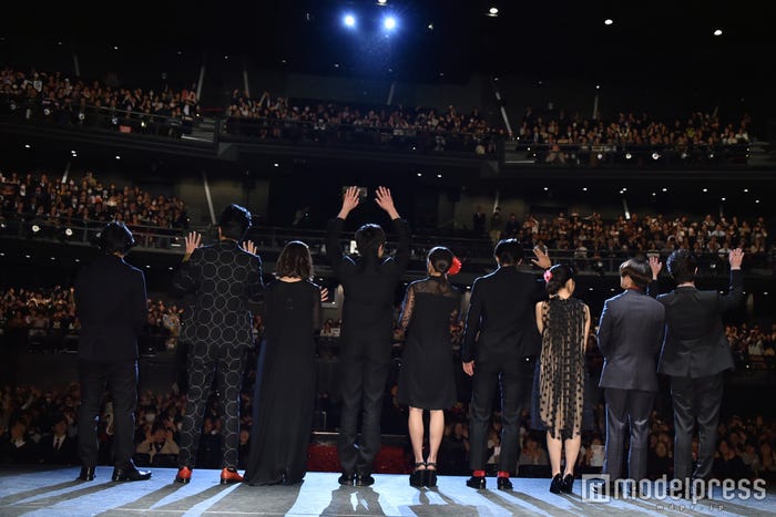 (左から)小泉徳宏監督、清水尋也、松岡茉優、真剣佑、広瀬すず、野村周平、上白石萌音、矢本悠馬、森永悠希(C)モデルプレス
