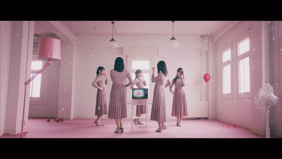 日向坂46「Footsteps」MVより（画像提供：ソニー・ミュージックレーベルズ）