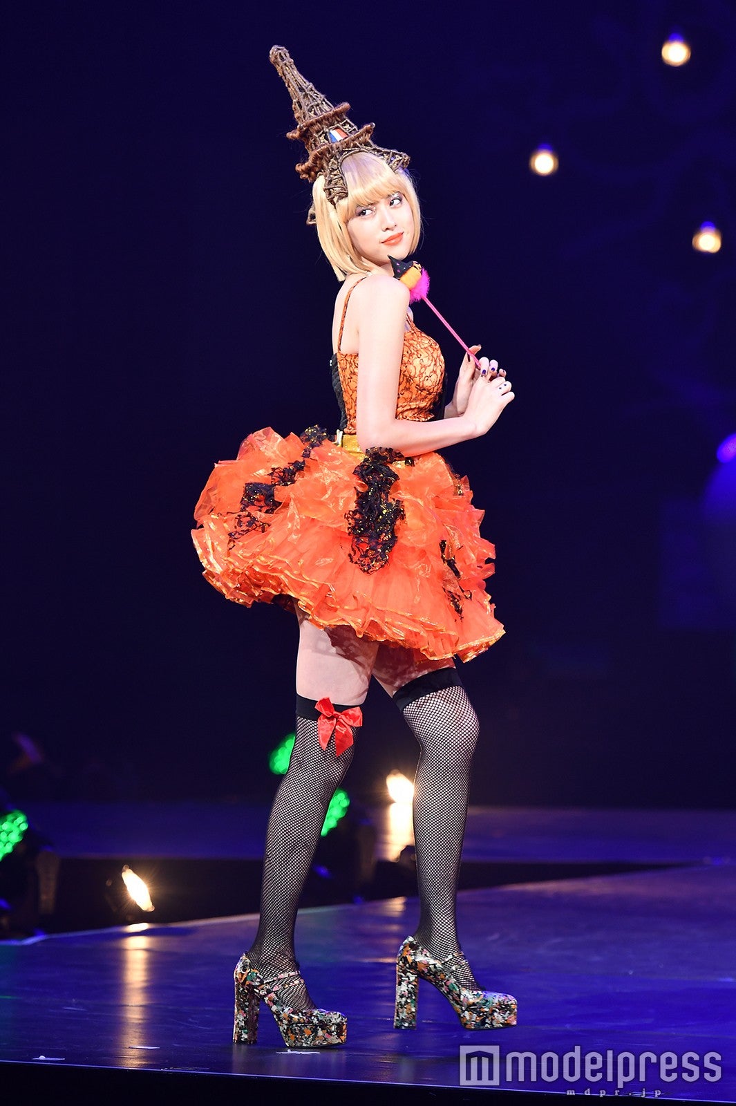 三吉彩花、金髪ボブで変身 ハロウィン全開“大胆ドレス”に熱視線