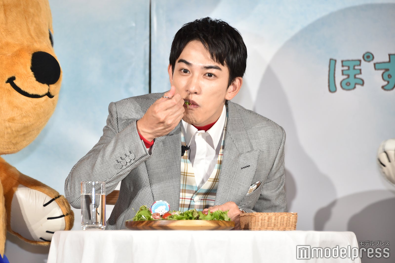 ぽすくまに見守られながらサラダを頬張る町田啓太その2（C）モデルプレス