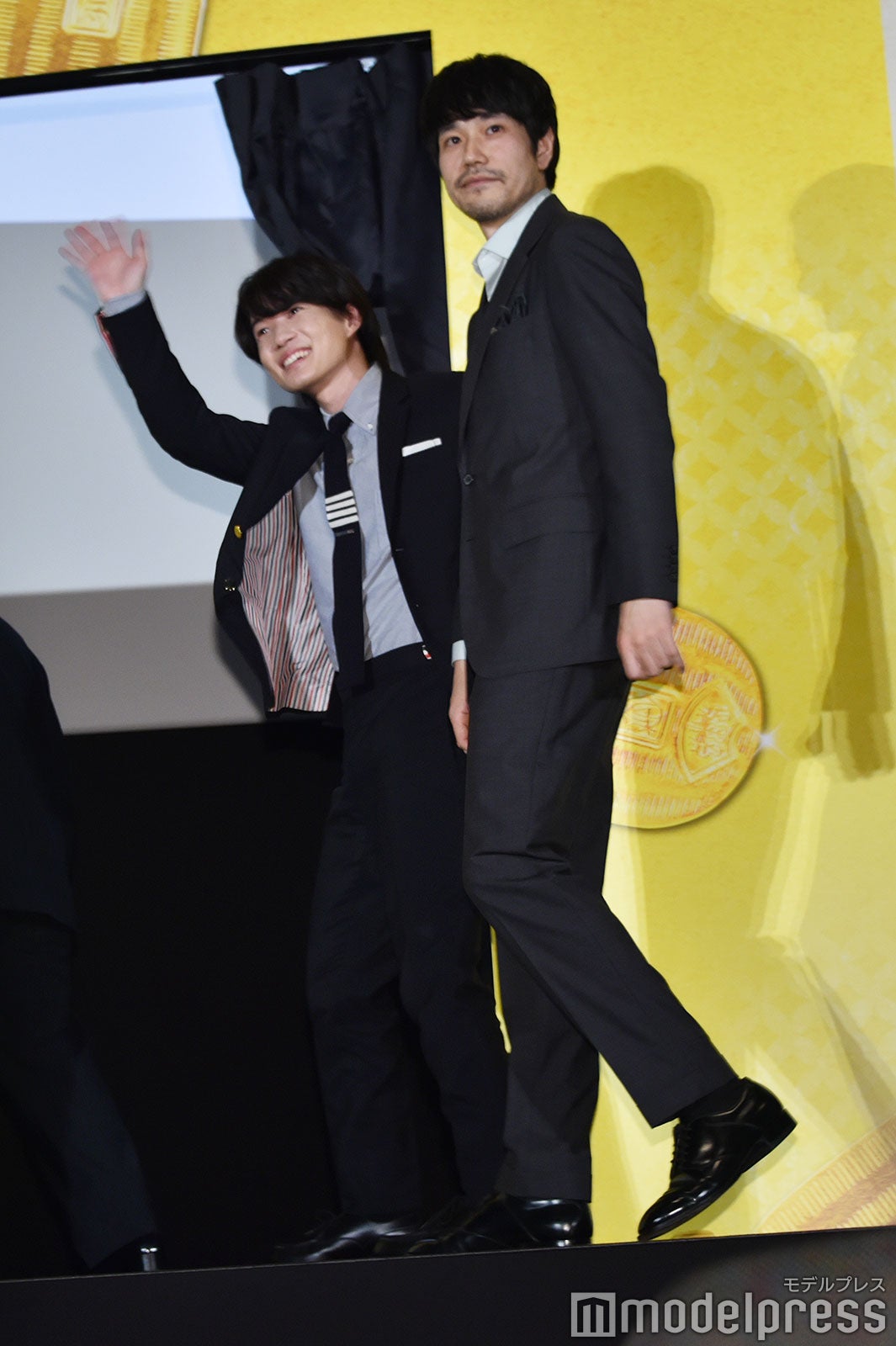 去り際まで“一点集中”チャレンジしていた松山ケンイチを連れて帰る神木隆之介（C）モデルプレス