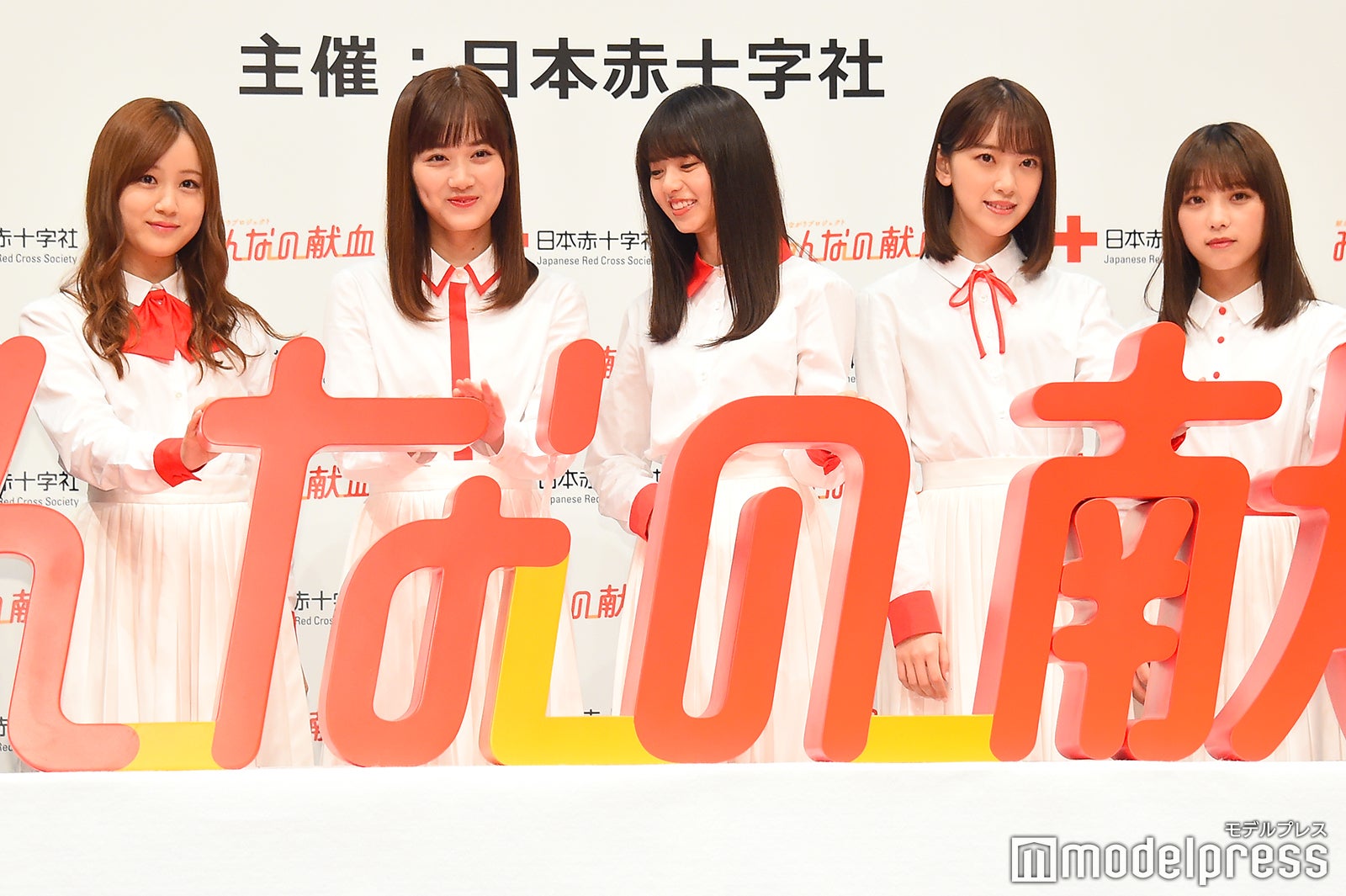 「パネルに触れてください」という記者の要望に応える星野みなみ、山下美月、齋藤飛鳥、堀未央奈、与田祐希 （C）モデルプレス