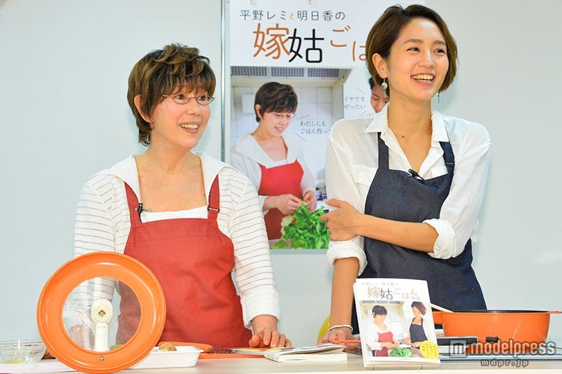 （左から）平野レミ、和田明日香