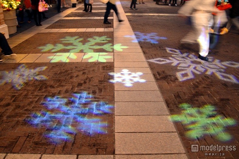 スノークリスタル・イルミネーション／床面に映し出される“雪の結晶”
