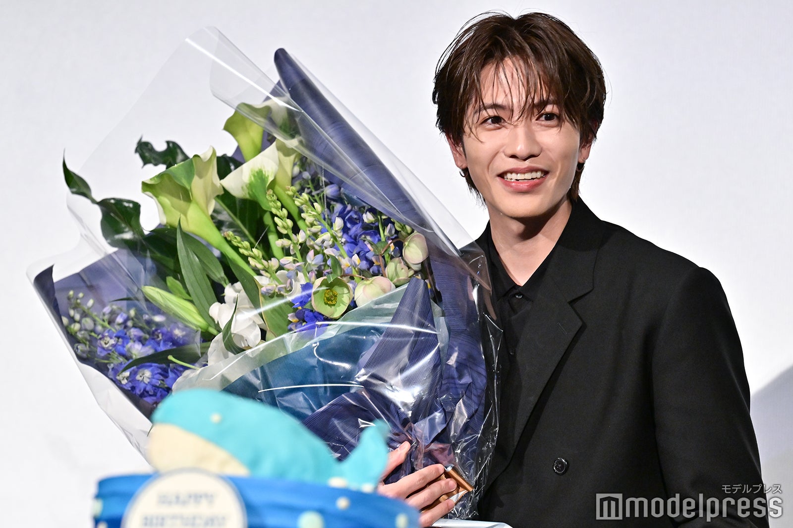 志尊淳、誕生日サプライズに歓喜 杉咲花から花束もらい「公共の場ですいません」＜52ヘルツのクジラたち＞