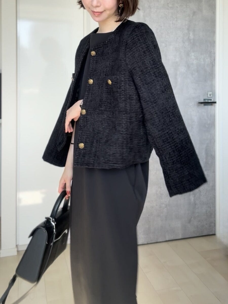 ユニクロクレープジャージーワンピースノースリーブとツイードジャケットコーデ