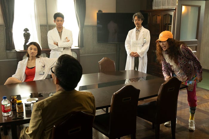 小池栄子、仲野太賀、岡部たかし、余貴美子「新宿野戦病院」第6話より(C)フジテレビ