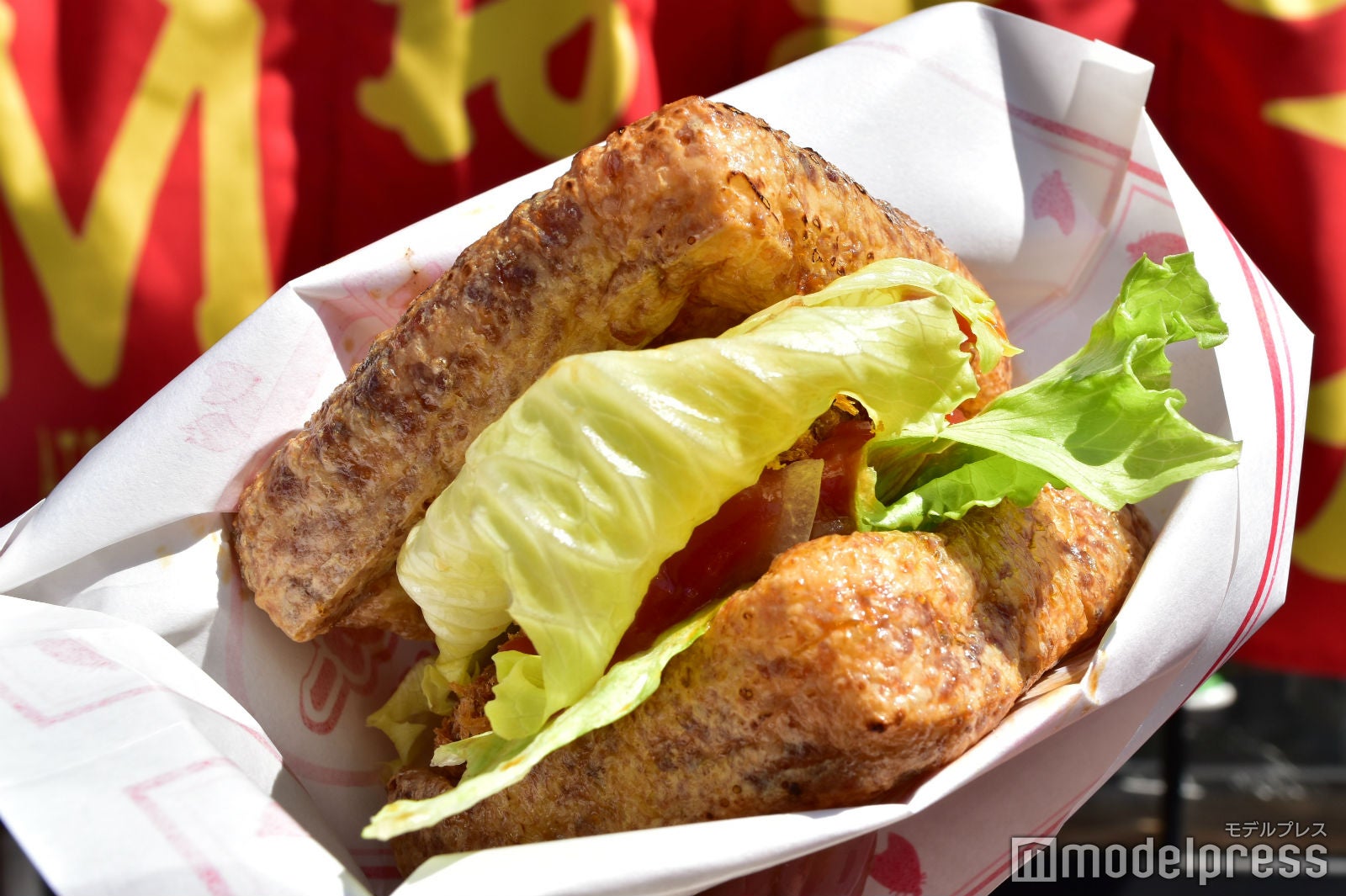 「おきつね本舗」のおきつねバーガー／300円 （C）モデルプレス