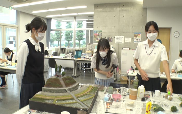 鉄道模型を見る国本梨紗(C)日本テレビ