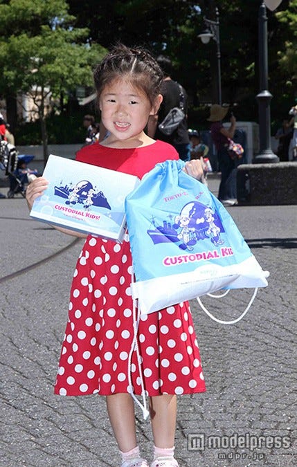 オリジナルグッズをもらって嬉しそうな有沙ちゃん(C)Disney