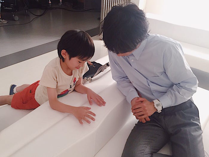 齋藤絢永くんとクイズで遊ぶ山崎賢人(画像提供:フジテレビ)