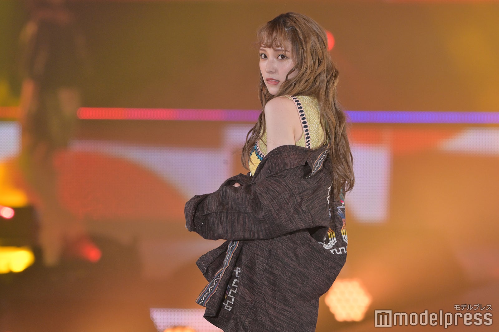 那須ほほみ、SEXYに大胆肌見せ ハイセンスなレイヤードコーデ披露＜GirlsAward 2023 S／S＞