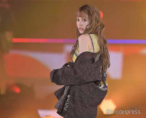 那須ほほみ、SEXYに大胆肌見せ ハイセンスなレイヤードコーデ披露<GirlsAward 2023 S/S>