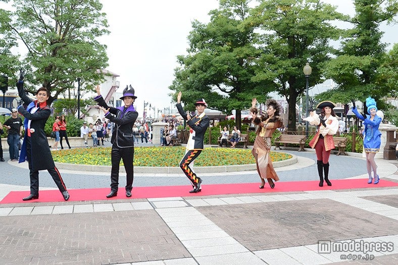 ミス・ハーデスのポーズ