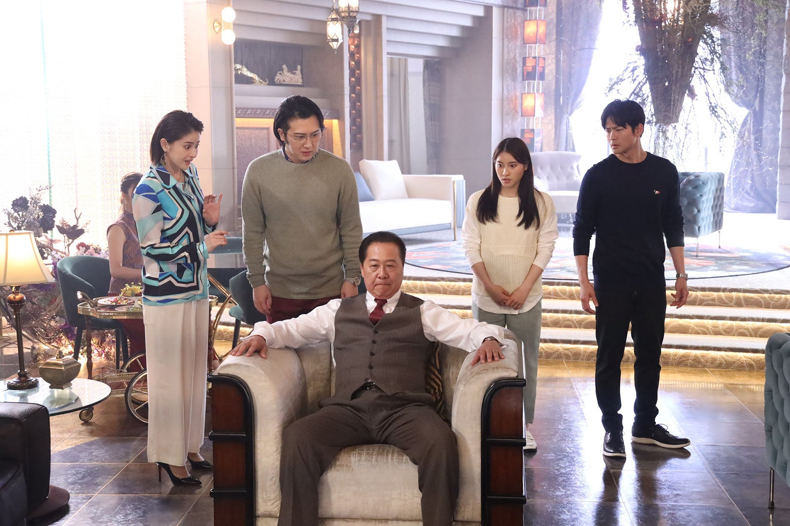 松本若菜、尾上松也、石橋凌、土屋太鳳、松下洸平／「やんごとなき一族」第4話より（C）フジテレビ