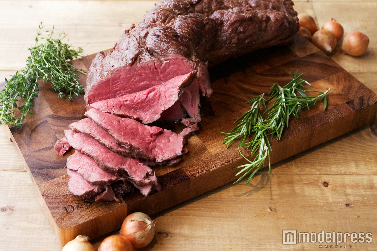 ブラジルで定番の串刺しにした肉を炭火であぶったシュラスコ￥900／画像提供：横浜赤レンガ