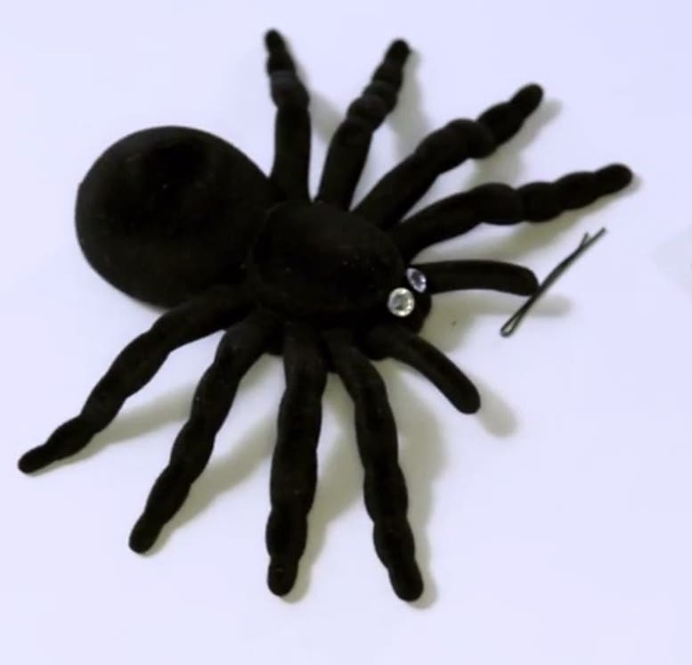 くものおもちゃにビーズで目をつけてキュートに