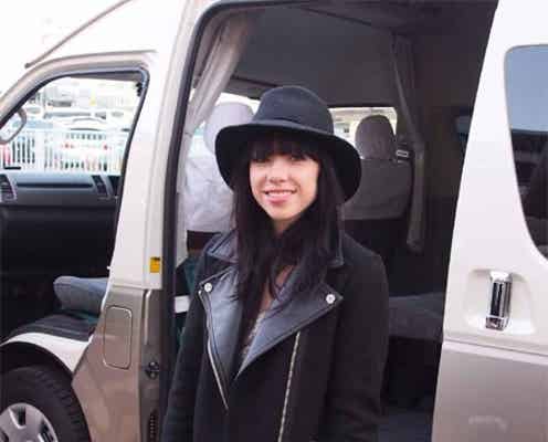 カーリー・レイ・ジェプセン来日 黒づくめのコーディネートで登場