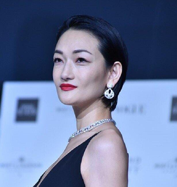 冨永愛 身長1cmの息子との2ショットに イケメンでこのスタイル 遺伝子ってすごい と驚きの声続出 モデルプレス