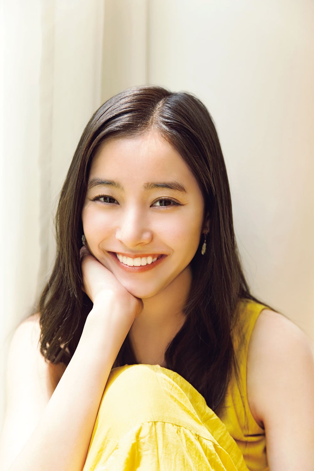 新木優子、ノースリーブワンピで色白素肌　満面の笑みにキュン