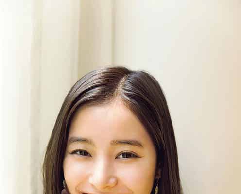 新木優子、ノースリーブワンピで色白素肌 満面の笑みにキュン