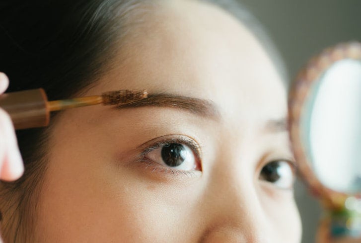 眉メイクをする女性