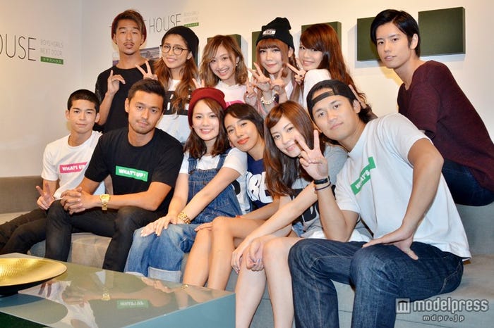 「テラスハウス」新旧メンバー(上段左から)湯川正人、今井華、近藤あや、ちゃんもも、島袋聖南、岩永徹也(下段左から)菅谷哲也、今井洋介、筧美和子、武智ミドリ、住岡梨奈、宮城大樹/「GirlsAward 2013 AUTUMN/WINTER」特設ブースにて