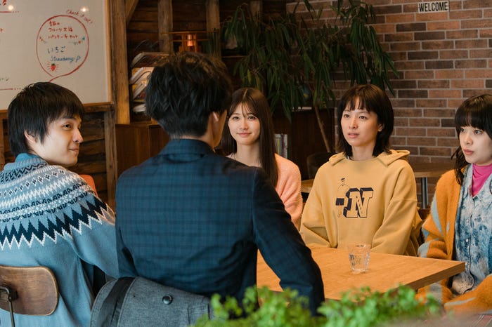 生見愛瑠、清野菜名、岸井ゆきの「日曜の夜ぐらいは…」第5話より(C)ABCテレビ