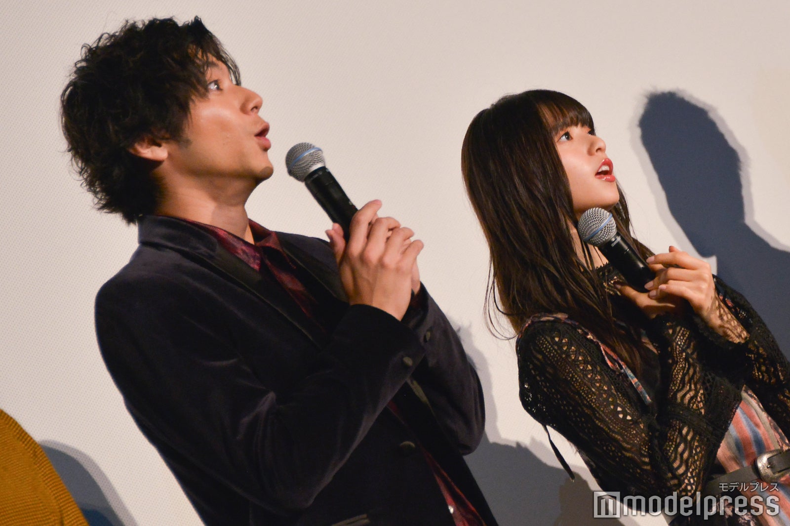 客席の反応に驚く山田裕貴、齋藤飛鳥 （C）モデルプレス