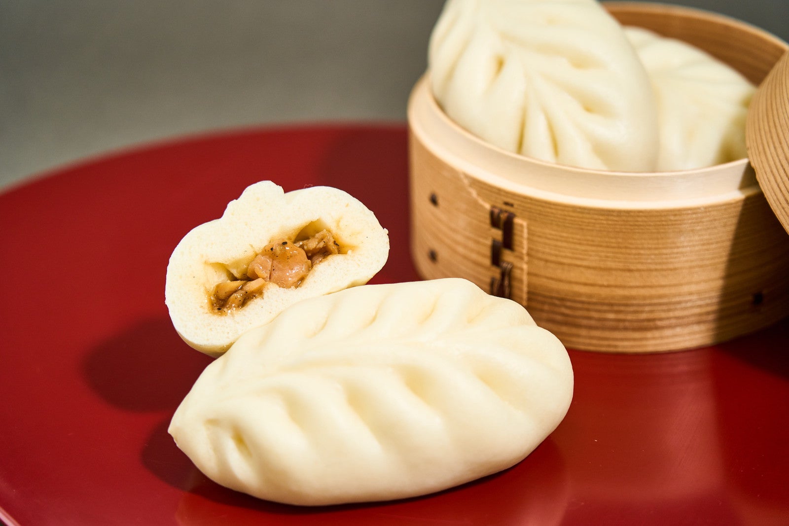 ファミマ、“手包み”の「炭火焼きとりまん」登場 ごろっと肉感と本格的な炭火の香り