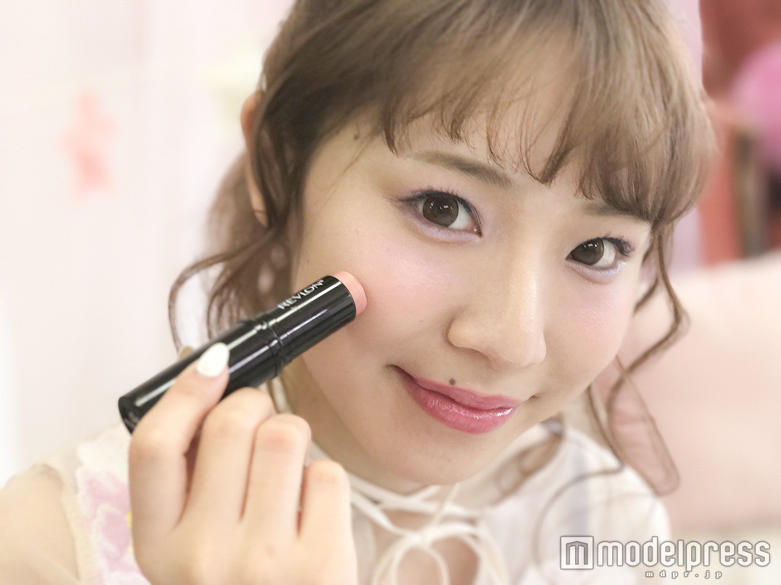 【レブロン】見た目－3kgも夢じゃない？！スティックチークで叶える“立体小顔”