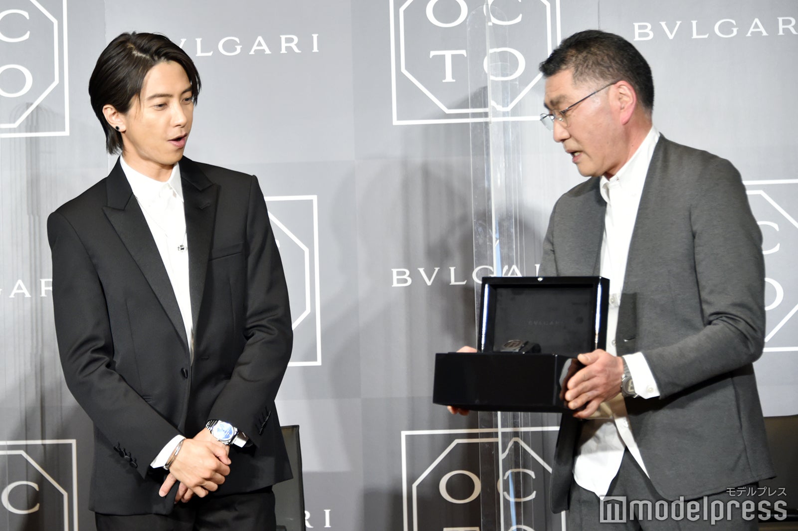 プレゼントに驚く山下智久（C）モデルプレス