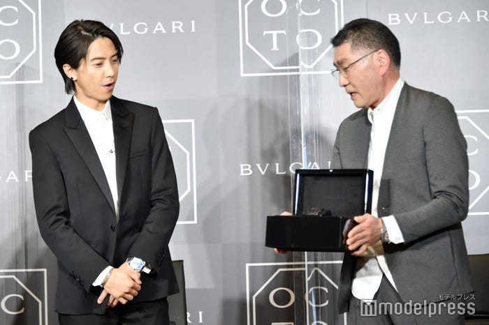 プレゼントに驚く山下智久(C)モデルプレス