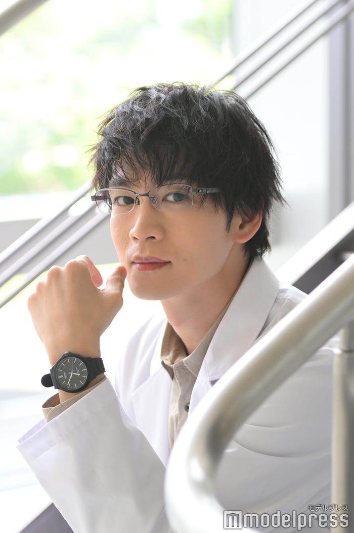 小物にもこだわりが光る牧野先生のビジュアル/松下洸平(C)モデルプレス