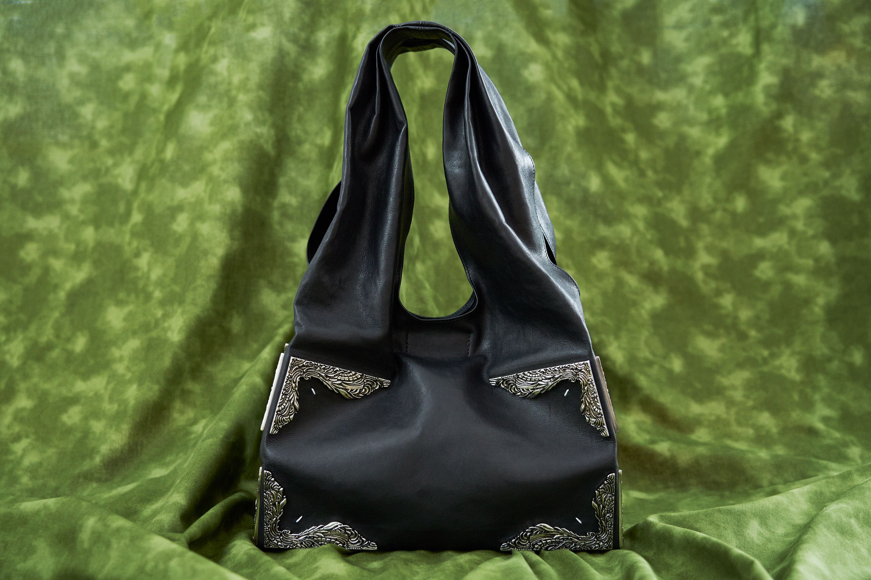 こだわりの加工と精緻な構造で再解釈したメゾン マルジェラ──2026年春、バッグと財布の最新事情