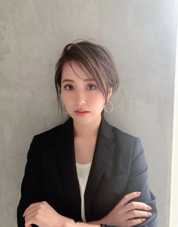 元乃木坂46衛藤美彩、雰囲気ガラリ OL風姿に絶賛の声「こんな上司がいたら仕事集中できない」